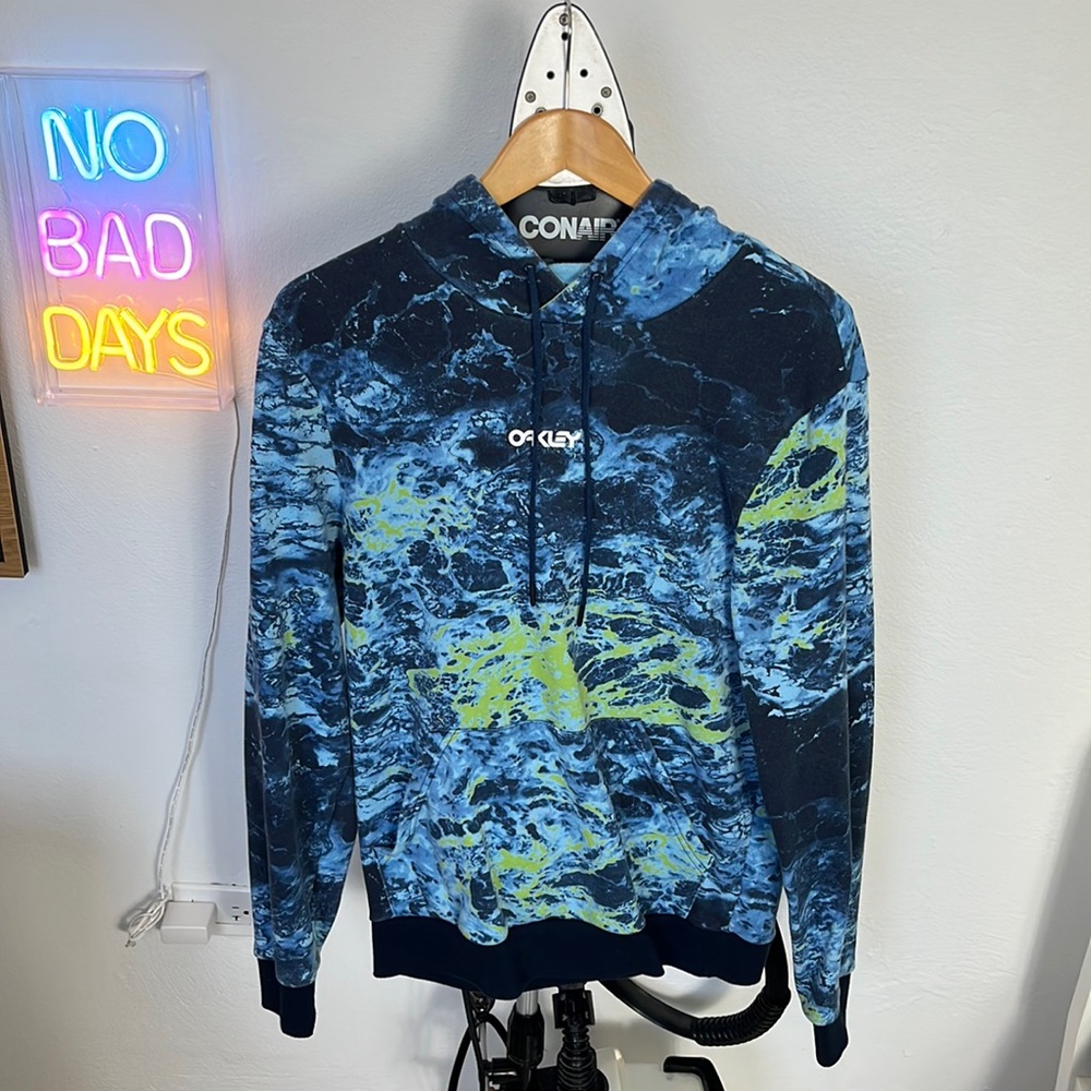 excellent oakley jacket. was used once and bought recently